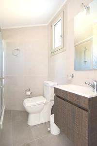 Ett badrum på Belvedere Suites Korfos