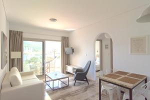 ein Wohnzimmer mit einem Sofa und einem Tisch in der Unterkunft Belvedere Suites Korfos in Korfos