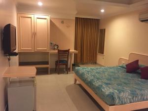 Hotel Sarthak客房内的一张或多张床位