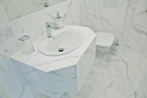 Ванная комната в Elegant City Center Apartment 7B