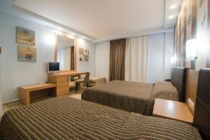 TV a/nebo společenská místnost v ubytování Mistral Hotel + 17 fotografií
