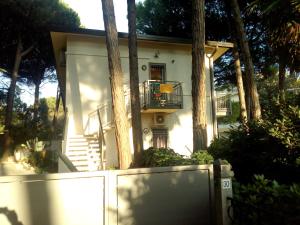 リド・ディ・イエゾロにあるVilla Trifoglioの小さな白い家(バルコニー、木付)