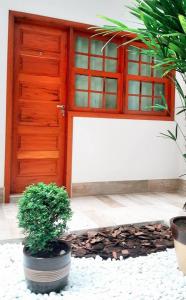 a door and a potted plant in front of a house at Pousada Refugio de Paraty in Paraty