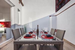 einen Esstisch mit Weingläsern und Stühlen in der Unterkunft Matarolux 7 in Mataró