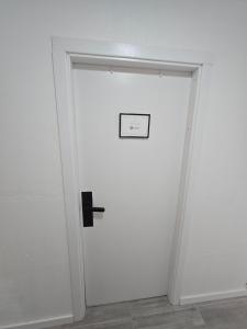 a white door with a sign on it in a room at Blue Studio - Cozinha Privativa - Eficacia Living Abrantes in Abrantes +2 photos