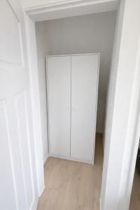 a white closet with a door in a room at Modernes Apartment 3 in Bad Kreuznach mit einfachem 24h Self-Check-in in Bad Kreuznach