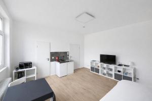 a white room with a bed and a tv at Modernes Apartment 3 in Bad Kreuznach mit einfachem 24h Self-Check-in in Bad Kreuznach