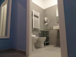 O baie la 325 Rooms ai Fori +38 fotografii