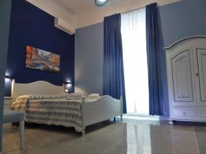 Un televizor și/sau centru de divertisment la 325 Rooms ai Fori