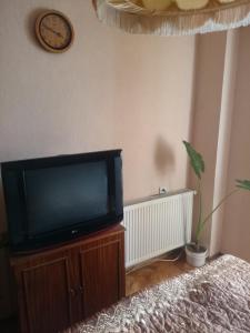 Sjónvarps- og/eða afþreyingartæki á Apartment Erekle