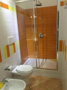 Bilik mandi di Suiteroom&Apartment flat fiumicino +15 gambar