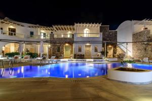Villa con piscina por la noche en La Mer Deluxe Hotel & Spa, en Kamari