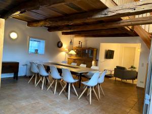 a large dining room with a table and chairs at Cottage - Artland's Home - Landhaus für Familien und Gruppen in Badbergen