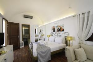 Habitación blanca con cama y sofá en La Mer Deluxe Hotel & Spa, en Kamari 37 fotos más