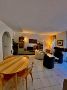 a living room with a table and a couch at Cardoso Beirao in Carvoeiro