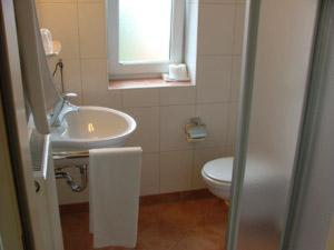 un bagno con lavandino e WC di Hotel Manu a Paderborn Altre 6 foto