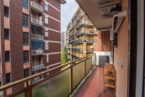 d'un balcon avec une échelle en bois et certains bâtiments. dans l'établissement The Best Rent - Cozy Apartment Milan, à Milan