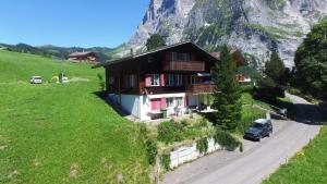 ein Haus an der Seite eines Berges in der Unterkunft Apartment Obem Doregade - GRIWA RENT AG in Grindelwald