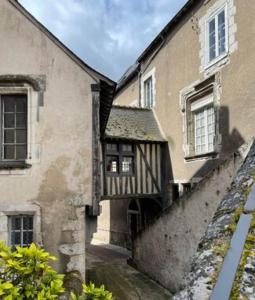 an old building with a balcony on the side of it at Maison Léopoldine 1 , Quartier Historique in Blois