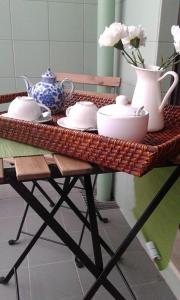 un tavolo di vimini con piatti e un vaso sopra di My Home in OPorto a Maia