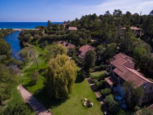 een luchtzicht op een huis en een rivier bij Lavu Santu in Sainte-Lucie de Porto-Vecchio