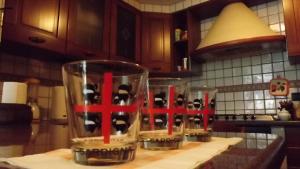 trois verres de vin sur un comptoir dans une cuisine dans l'établissement B&B I Tre Nuraghi, à Macomer