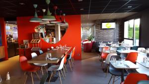 Um restaurante ou outro lugar para comer em ibis Cambrai