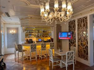 a bar in a restaurant with a table and chairs at Limak Yalova Thermal Boutique Hotel in Gokcedere
