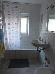 فوهنونغ إم زينتروم ديس روهرخيبيتس في كاستروب راوكسل: حمام أبيض مع حوض ومغسلة
