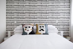 białe łóżko z dwoma poduszkami w obiekcie 60 Balconies Art w Madrycie