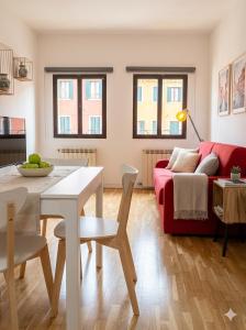 a living room with a red couch and a table at Ca' sull' Acqua in Venice