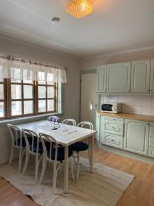 a kitchen with a table and chairs in a room at Familievennlig fritidsbolig i hjertet av Flå, perfekt for besøk i Bjørneparken in Flå +10 photos