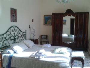 - une chambre avec un grand lit et un miroir dans l'établissement B&B Ap, à Piano di Sorrento