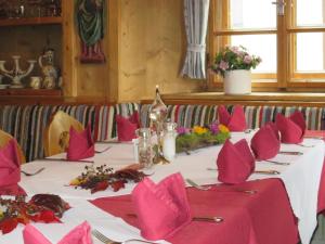 Restoran või mõni muu söögikoht majutusasutuses Gasthof zur Traube