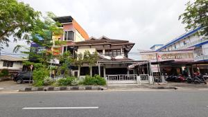 a building on the side of a street at Rumah Mewah Johar in Pontianak