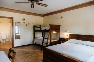 a bedroom with two bunk beds and a bathroom at Agriturismo Le Caldane in Colà di Lazise