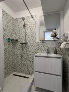 a bathroom with a shower and a sink at Vila DLK in Mamaia Sat/Năvodari