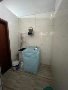 a small bathroom with a blue tub in a room at Residência Rosalaura in Balneário Gaivotas +13 photos