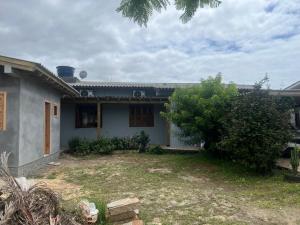 a house with a yard in front of it at Residência Rosalaura in Balneário Gaivotas