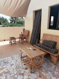 a living room with a couch and a table at Maison Manour Studio 4 personen in Mbour