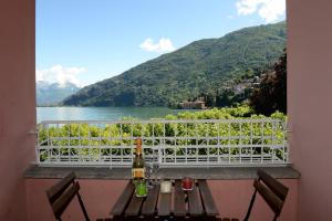 ベッラーノにあるCasa Luisaの湖と山々の景色を望むバルコニー
