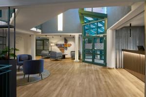 an office with a lobby with chairs and tables at Four Points Flex by Sheraton Hannover in Hannover