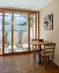 a dining room with a table and chairs and a patio at Guest house IL VICOLO in Caprarola
