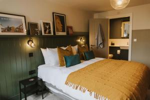a bedroom with a large bed in a room at Brigg White Hart - Total Pub Takeover in Brigg +43 photos