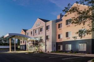 a rendering of the front of a hotel with a parking lot at Fairfield Inn by Marriott Richmond in New Paris