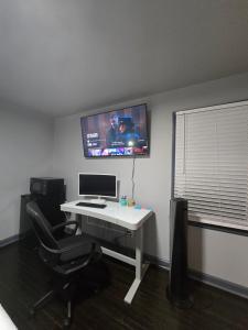 a desk with a computer and a chair in a room at Cozy MasterRoom Gresham Park in Atlanta +5 photos