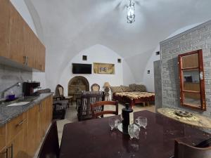 a kitchen and living room with a table and chairs at Al qasr in Mashabbe Sade