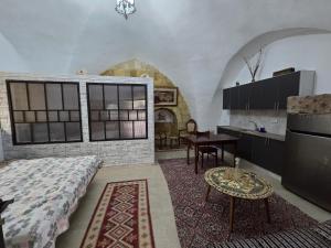 a bedroom with a bed and a table in a room at Al qasr in Mashabbe Sade