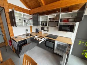 eine Küche mit grauen Schränken und einer Holzdecke in der Unterkunft Ferienwohnung Schillerstaße in Haiger