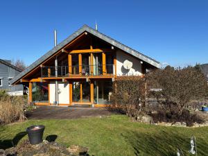 ein großes Haus mit Veranda und Balkon in der Unterkunft Ferienwohnung Schillerstaße in Haiger